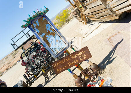 Specchio rotto la scultura, Oriente Gesù, Lastra Città, Niland, California, Stati Uniti d'America. Foto Stock