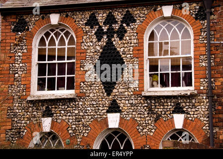 Bucks - Aylesbury town - in mattoni e pietra focaia cottage con facciata decorata - stile gotico windows - Storia sociale Foto Stock