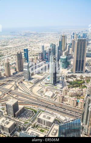 Vista della Sheikh Zayed Road da Burj Khalifa Observation Deck, città di Dubai, Emirati Arabi Uniti, Emirati arabi uniti, Medio Oriente Foto Stock