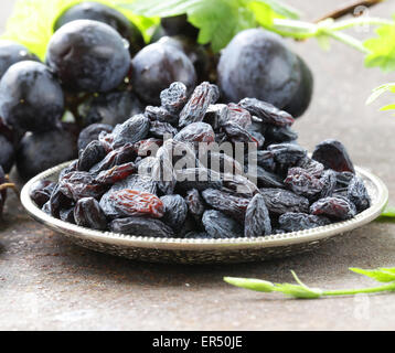 Organici naturali delle uve secche uvetta, rustico still life Foto Stock