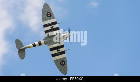 Spitfire Mk Vb al Shuttleworth Collection VE Airshow di giorno, Old Warden Aerodrome, 3 maggio 2015 Foto Stock