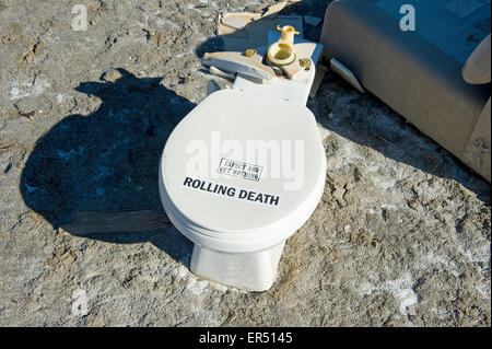 Abbandonato wc con la morte di rotolamento adesivo, Salton Sea Beach, nel sud della California, Stati Uniti d'America Foto Stock