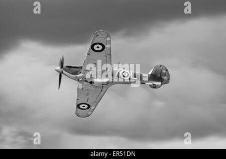 Royal Navy Hawker Hurricane Mare 1B in corrispondenza della collezione Shuttleworth VE Airshow di giorno, Old Warden Aerodrome, 3 maggio 2015 Foto Stock