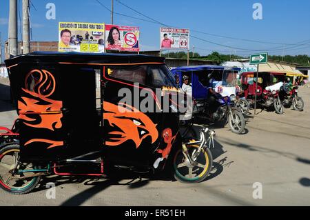 Motokar in PUERTO PIZARRO . Dipartimento di Tumbes .PERÙ Foto Stock