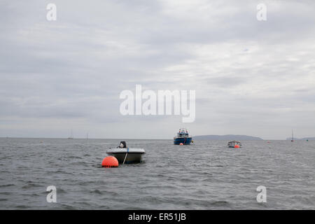 Barche e boe vicino a Beaumaris Foto Stock