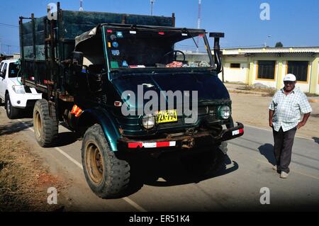 Unimog carrello - Mercedes Benz nel PUERTO PIZARRO . Dipartimento di Tumbes .PERÙ Foto Stock