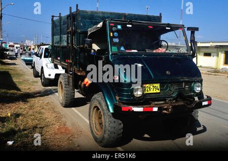 Unimog carrello - Mercedes Benz nel PUERTO PIZARRO . Dipartimento di Tumbes .PERÙ Foto Stock