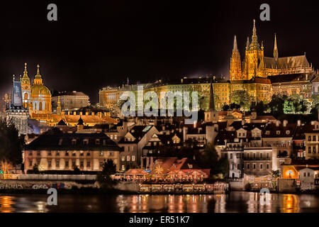 Vista notturna di Praga: San Nicola chiesa barocca, Hradcany, il castello e la Cattedrale di San Vito. Foto Stock