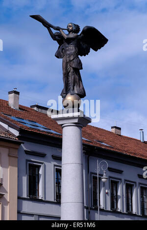 L'Angelo di Uzupis statua dello scultore, Romas Vilciauskas, nel quartiere di Uzupis nella città vecchia di Vilnius un Sito Patrimonio Mondiale dell'UNESCO e capitale della Lituania. Foto Stock
