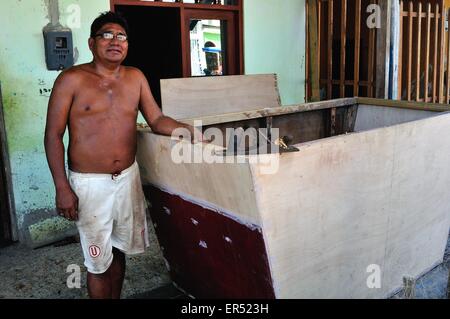 Fabbricazione di cassetto per il fishing boat in Puerto PIZARRO . Dipartimento di Tumbes .PERÙ Foto Stock