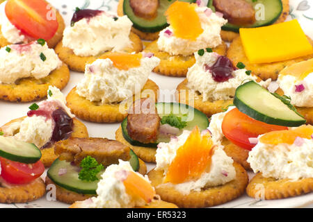 Canopes assortiti, antipasto crackers con condimenti Foto Stock