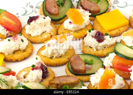 Canopes assortiti, antipasto crackers con condimenti Foto Stock