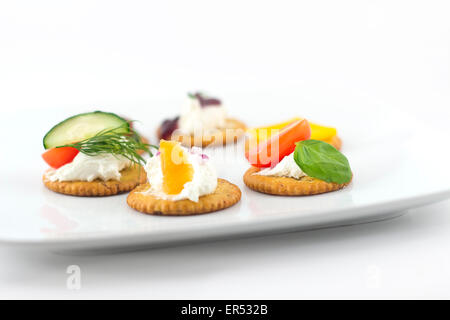 Canopes assortiti, antipasto crackers con condimenti Foto Stock