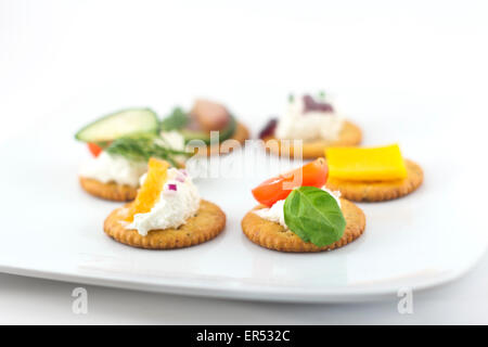 Canopes assortiti, antipasto crackers con condimenti Foto Stock