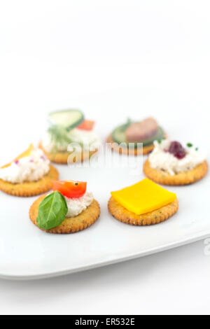 Canopes assortiti, antipasto crackers con condimenti Foto Stock