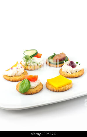 Canopes assortiti, antipasto crackers con condimenti Foto Stock