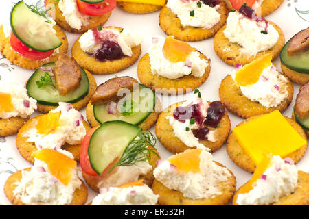 Canopes assortiti, antipasto crackers con condimenti Foto Stock