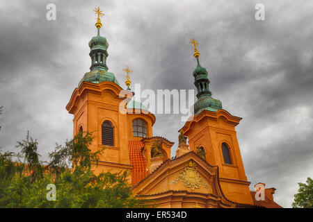 Cattedrale di San Lorenzo a Petrin Hill a Praga: brown pareti e tetti verdi Foto Stock