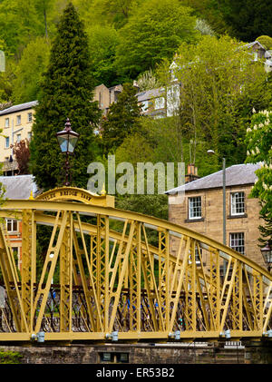 Ponte del Giubileo un metallo vittoriano passerella sul fiume Derwent in bagno Malock Derbyshire Dales Peak District Inghilterra REGNO UNITO Foto Stock