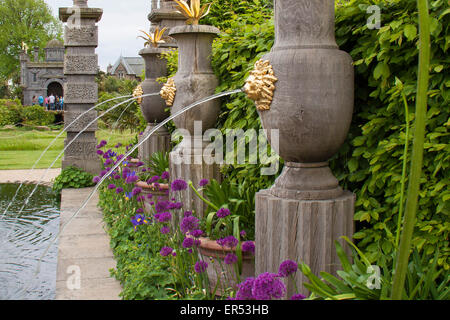 Un set di ornati di fontane nel parco del Castello di Arundel, Sussex, Inghilterra Foto Stock