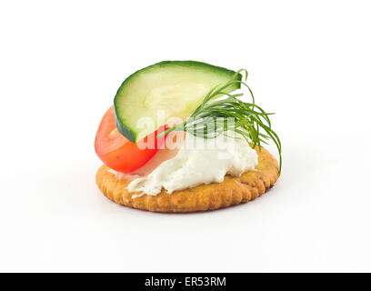 Piastra di snack di cracker conditi con pomodoro aneto di cetriolo e formaggio Foto Stock