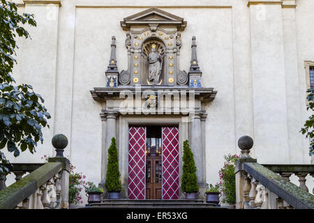 La facciata della chiesa di Santa Maria della Vittoria (Kostel Panny Marie Vitezne) in Mala Strana Foto Stock