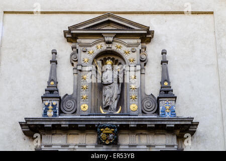 La facciata della chiesa di Santa Maria della Vittoria (Kostel Panny Marie Vitezne) in Mala Strana Foto Stock