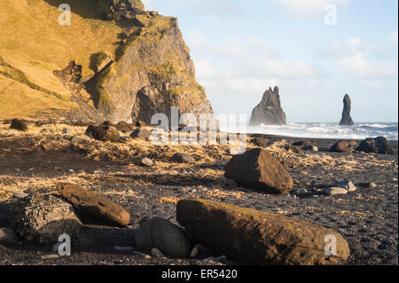 L'oceano sulla costa sud dell'Islanda vicino a Vik Foto Stock