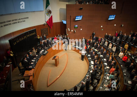 Città del Messico. 27 Maggio, 2015. Il Presidente brasiliano Dilma Rousseff prende parte in una sessione solenne in suo onore presso il Senato in Città del Messico, capitale del Messico, il 27 maggio 2015. Credito: Pedro Mera/Xinhua/Alamy Live News Foto Stock