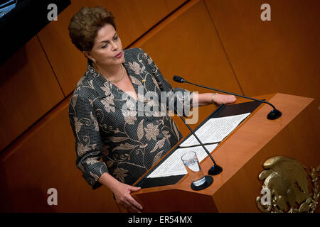 Città del Messico. 27 Maggio, 2015. Il Presidente brasiliano Dilma Rousseff prende parte in una sessione solenne in suo onore presso il Senato in Città del Messico, capitale del Messico, il 27 maggio 2015. Credito: Pedro Mera/Xinhua/Alamy Live News Foto Stock