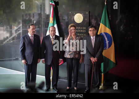 Città del Messico. 27 Maggio, 2015. Il Presidente brasiliano Dilma Rousseff (seconda R) saluta prima di una sessione solenne in suo onore presso il Senato in Città del Messico, capitale del Messico, il 27 maggio 2015. Credito: Pedro Mera/Xinhua/Alamy Live News Foto Stock