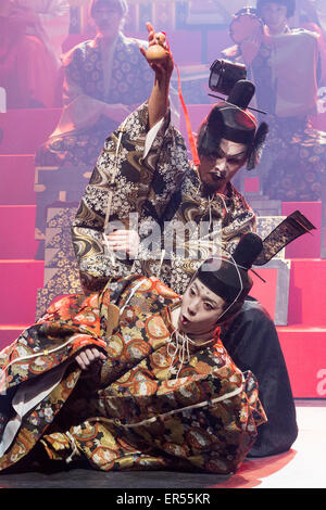 Nella foto: Genki Hori come Lucianus (top) e Kazuaki Takeda come giocatore re. La società Ninagawa restituisce al Barbican e eseguire la frazione da Shakespeare sotto la direzione di Yukio Ninagawa. Con Tatsuya Fujiwara come frazione. Spettacoli in giapponese con la lingua inglese alla sottotitolazione dal 21 al 24 maggio 2015. Foto Stock