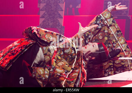 Nella foto: Kazuaki Takeda come giocatore re. La società Ninagawa restituisce al Barbican e eseguire la frazione da Shakespeare sotto la direzione di Yukio Ninagawa. Con Tatsuya Fujiwara come frazione. Spettacoli in giapponese con la lingua inglese alla sottotitolazione dal 21 al 24 maggio 2015. Foto Stock