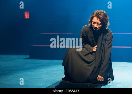 Nella foto: Tatsuya Fujiwara come frazione. La società Ninagawa restituisce al Barbican e eseguire la frazione da Shakespeare sotto la direzione di Yukio Ninagawa. Con Tatsuya Fujiwara come frazione. Spettacoli in giapponese con la lingua inglese alla sottotitolazione dal 21 al 24 maggio 2015. Foto Stock