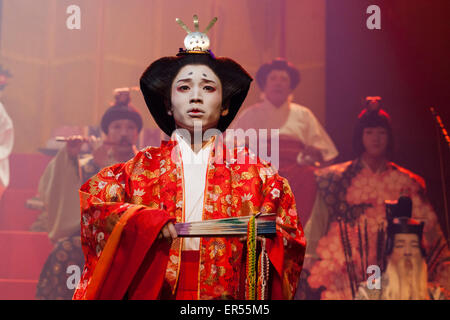 Nella foto: Kensuke Sunahara come giocatore Regina. La società Ninagawa restituisce al Barbican e eseguire la frazione da Shakespeare sotto la direzione di Yukio Ninagawa. Con Tatsuya Fujiwara come frazione. Spettacoli in giapponese con la lingua inglese alla sottotitolazione dal 21 al 24 maggio 2015. Foto Stock