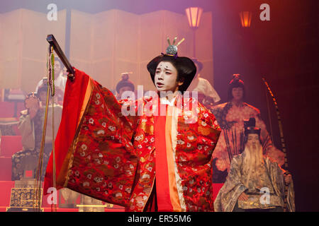 Nella foto: Kensuke Sunahara come giocatore Regina. La società Ninagawa restituisce al Barbican e eseguire la frazione da Shakespeare sotto la direzione di Yukio Ninagawa. Con Tatsuya Fujiwara come frazione. Spettacoli in giapponese con la lingua inglese alla sottotitolazione dal 21 al 24 maggio 2015. Foto Stock