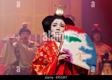 Nella foto: Kensuke Sunahara come giocatore Regina. La società Ninagawa restituisce al Barbican e eseguire la frazione da Shakespeare sotto la direzione di Yukio Ninagawa. Con Tatsuya Fujiwara come frazione. Spettacoli in giapponese con la lingua inglese alla sottotitolazione dal 21 al 24 maggio 2015. Foto Stock