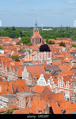 Vista della città vecchia con Michaelis chiesa dalla piattaforma di visualizzazione del Water Tower, Lueneburg, Bassa Sassonia, Germania Foto Stock