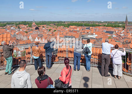 Vista del centro storico dalla piattaforma di visualizzazione del Water Tower, Lueneburg, Bassa Sassonia, Germania Foto Stock