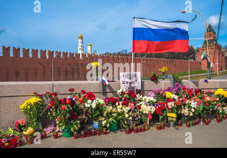 Mosca, Russia-Aprile 13 2015: assassinio posto del politico russo Boris Nemtsov a Mosca. Nemtsov è stato assassinato il 27 feb. Foto Stock