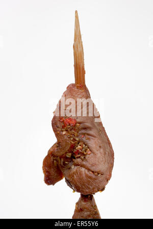 Cuore di pollo cotto venduto al mercato notturno di Donghuamen a Pechino, Cina - un esempio dello strano o strano cibo mangiato dalla gente Foto Stock