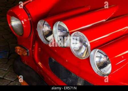 Quattro luci di ultracompatto che sta vecchia auto rossa con un sacco di luci Foto Stock