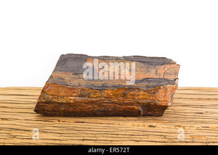 Brown pezzo di legno pietrificato sulla vecchia superficie di quercia, sfondo bianco. Antica Perla naturale di pietra. Foto Stock