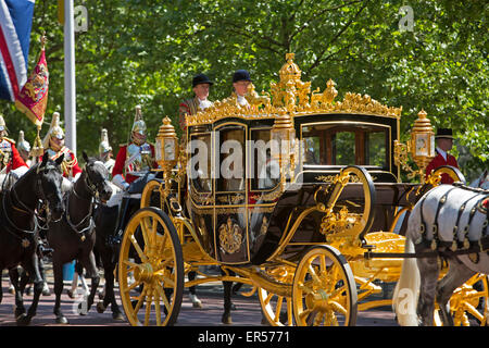 Westminster,UK,27 maggio 2015,la regina ritorna dall'apertura della condizione del Parlamento in Londo Credito: Keith Larby/Alamy Live News Foto Stock