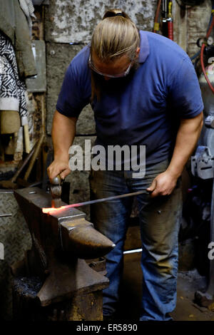 Un fabbro al lavoro nel suo forge a Southsea England Regno Unito Foto Stock