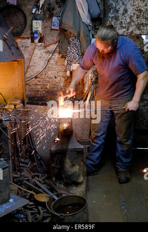 Un fabbro al lavoro nel suo forge a Southsea England Regno Unito Foto Stock