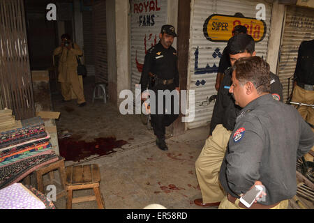 Quetta. 27 Maggio, 2015. Poliziotti pakistani raccogliere prove sulla scena di un tiro in un mercato nel sud-ovest del Pakistan Quetta il 27 maggio 2015. Uomini armati non identificati il mercoledì hanno aperto il fuoco in un mercato congestionato nel sud-ovest del Pakistan, uccidendo due negozianti dai musulmani sciiti in minoranza in un secondo di tali attacchi in una settimana. Credito: Asad/Xinhua/Alamy Live News Foto Stock