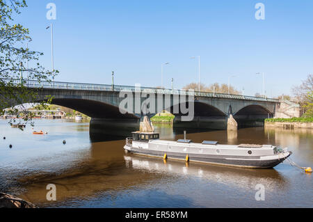 Altezza del ponte di Twickenham sul Fiume Tamigi, Twickenham, Borough di Richmond upon Thames, Greater London, England, Regno Unito Foto Stock