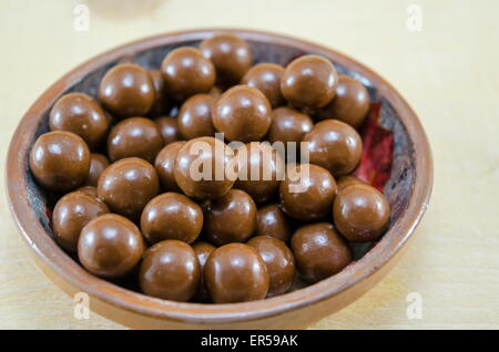 Lucido palline di cioccolato in una piastra Foto Stock