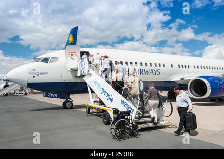 Imbarco passeggeri British Airways (Comair) Boeing 737 a Osea Kutako International Airport, Windhoek, Repubblica di Namibia Foto Stock